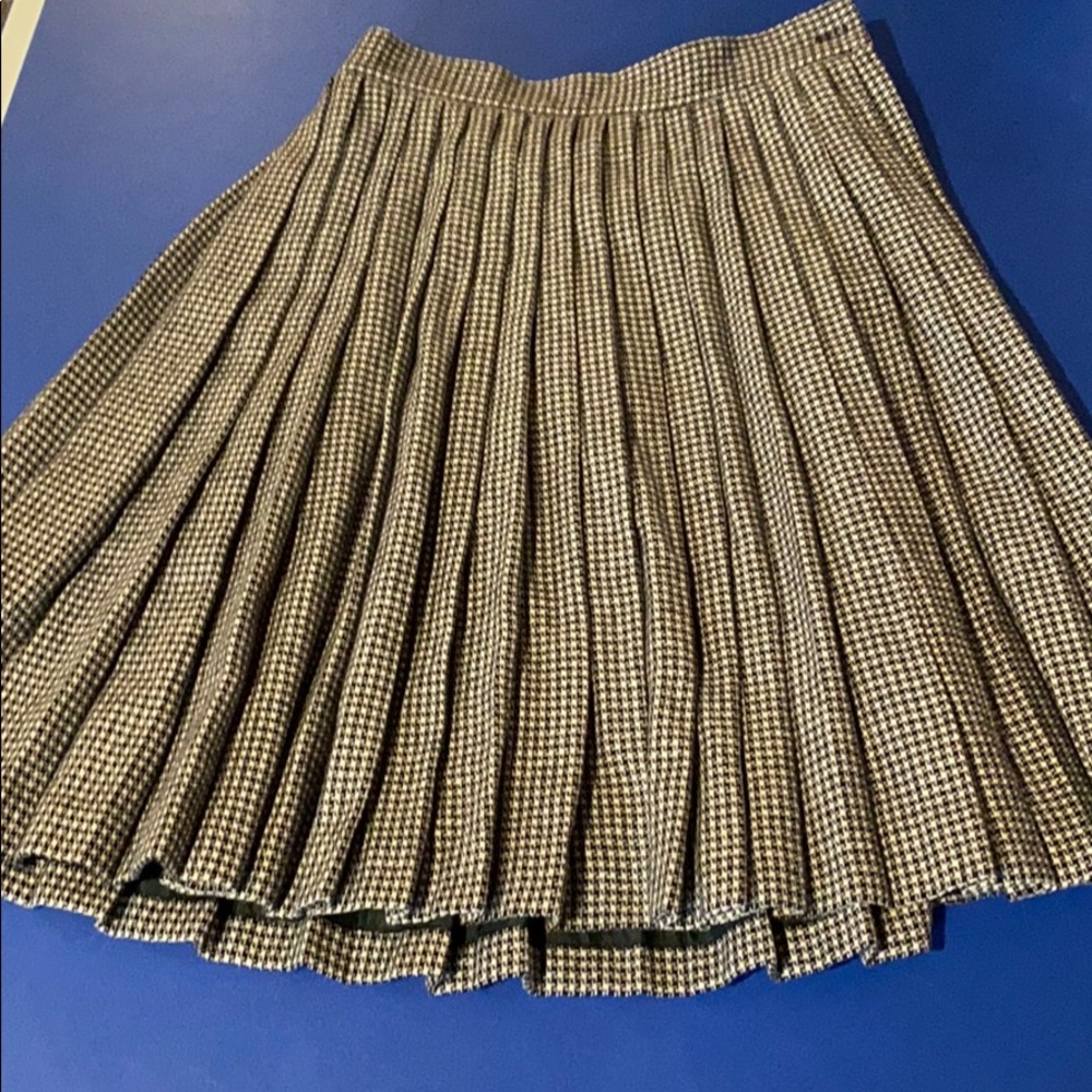 Chaus Houndstooth pleated skirt